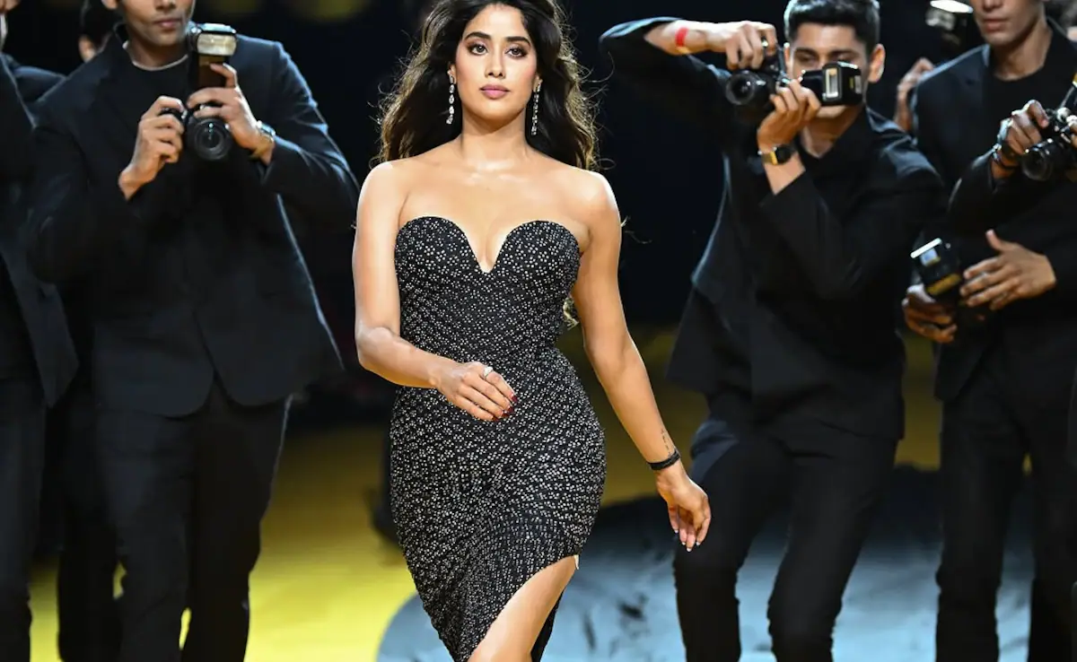 Janhvi Kapoor’s Soft Black Gown Heat – Lakme Ramp Walk Glow & Pure Magnetic Fire