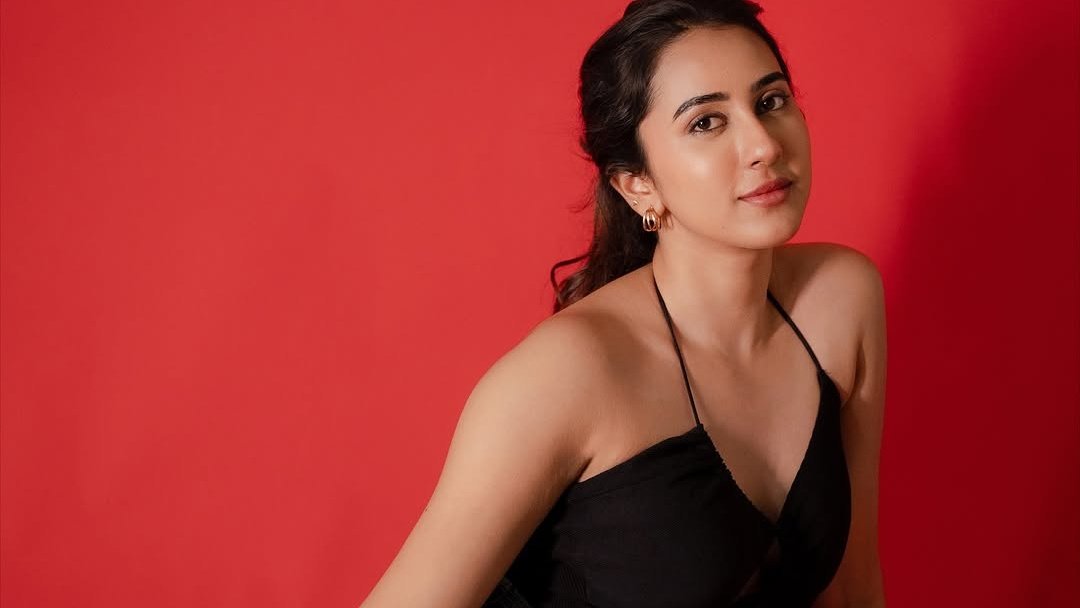 Akshaya Hariharan Sets Feeds on Fire with Bold Blazer & Lace Photoshoot – Soft Curves and Pure Attitude