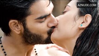 Urvashi Rautela, Surveen Chawla, Zareen Khan Bollywood Kissing Compilation