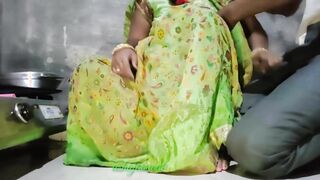 New year 2022 best video in Hindi clear voice of Desi Indian Bhabhi making roti in the kitchen