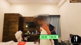 Smriti Jain ne Service Boy Deepak se lotion lagwaya nangi hoke