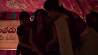 Janhvi Kapoor’s Skirt-Drop Scene in Peddi Is Turning Heads — Bold, Controversial & Unmissable