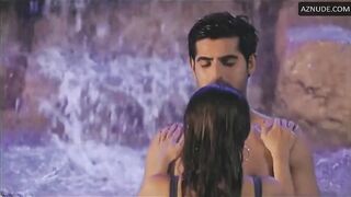 Zoa Morani Bikini Scene in Bhoot Purva | Zoa Morani Nude